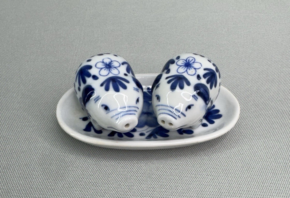 VTG Ceramic Pig Salt Pepper Shakers Blue White Floral Farmhouse Cottage